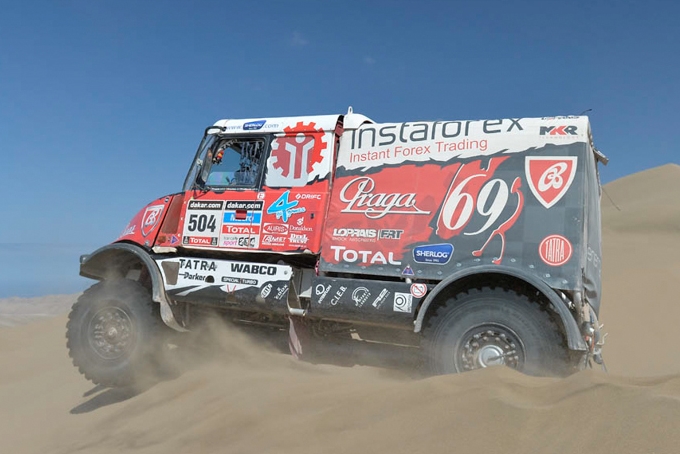 Dakar Rally 2014: Loprais wint eindelijk etappe, De Rooy verliest wederom tijd